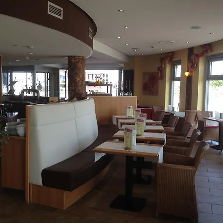 Otel Hotel Benserhof Garni Am Hafen 3*